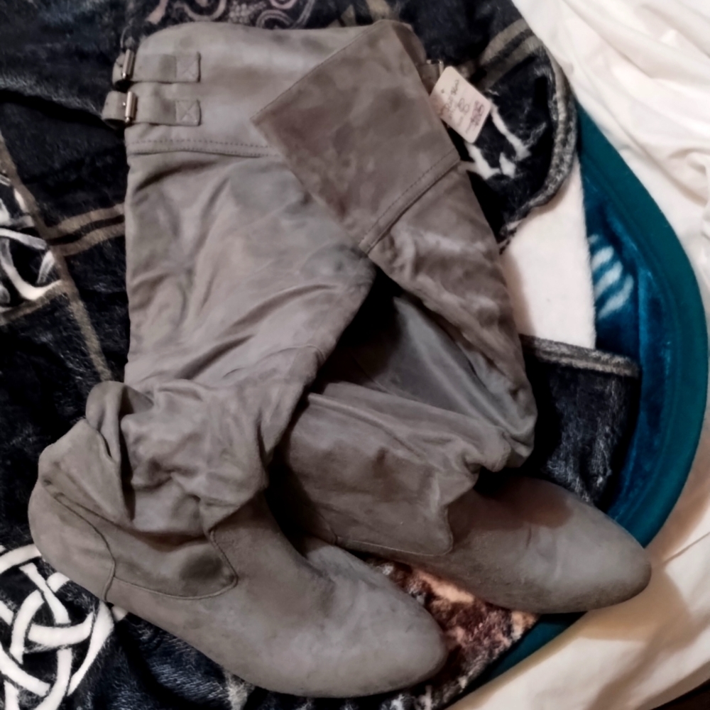 Boots gray suede